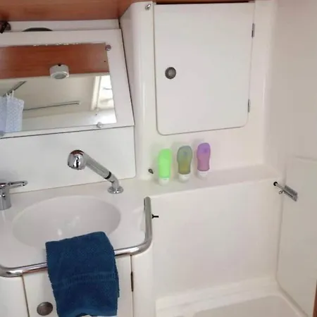 Úszó hotel Brego, Velero